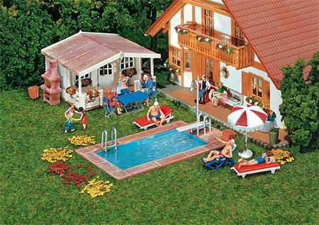 Swimming-Pool und Gartenhaus