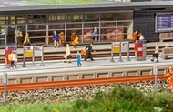 Moderner Bahnsteig mit Zubehö
