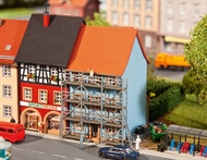 Stadthaus mit Malergerüst