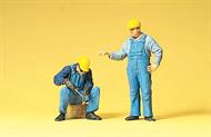 Arbeiter mit Schutzhelm bei Schweiß- arbeiten