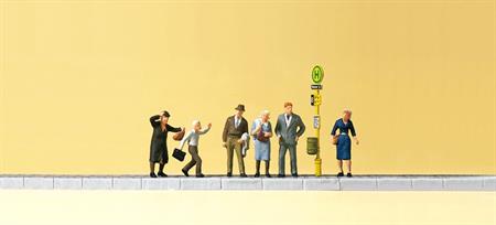 Wartende an der Straßenbahnha