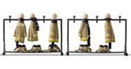 Beige Feuerwehruniformen auf zwei Ständern. Fertigmodell