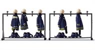 Blaue Feuerwehruniformen auf zwei Ständern. Fertigmodell